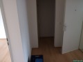 Links das Wohnzimmer, vorne rechts die Wohnungstür.